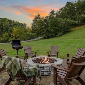 Hot Tub Fire Pit Game Room Theater Easy Access Sleeps 12 - Black Bear Lodge